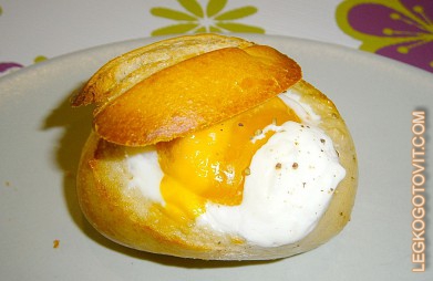 Фото рецепта: Яйца, запеченные в булочке