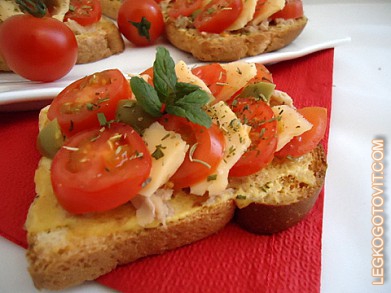 Фото рецепта: Бутерброды с тунцом и помидорами