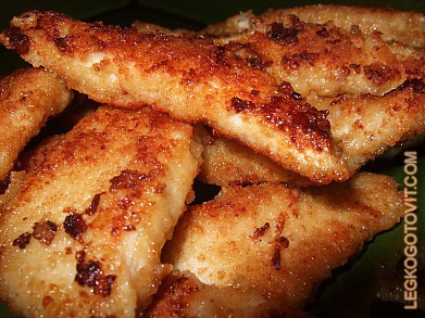 Фото рецепта: Кусочки курицы, панированные в пармезане и сухарях