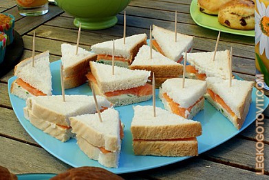 Фото рецепта: Сэндвич с копченым лососем и зеленым луком