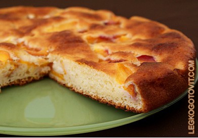 Фото рецепта: Сладкий пирог с персиками