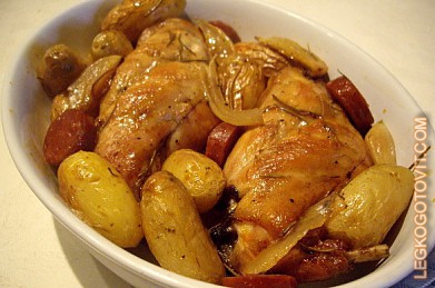 Фото рецепта: Жареный кролик с молодым картофелем и свиными колбасками