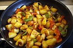 Фото рецепта: Жареный картофель с помидорами, перцем и специями