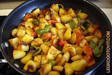 Фото рецепта: Жареный картофель с помидорами, перцем и специями
