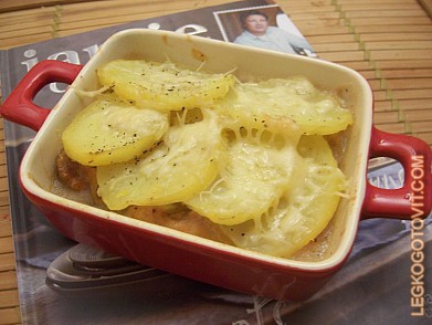 Фото рецепта: Картофель с курицей под сыром