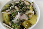 Фото рецепта: Картофельный салат с луком и каперсами