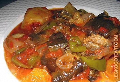 Фото рецепта: Тушеные баклажаны с овощами