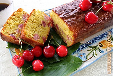 Фото рецепта: Легкий пирог с творогом и вишней