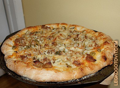 Фото рецепта: Пицца с мясным фаршем и оливками