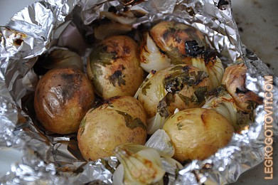 Фото рецепта: Картофель запеченный в духовке в фольге