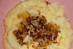 Фото рецепта: Картофельное пюре со шкварками и жареным луком