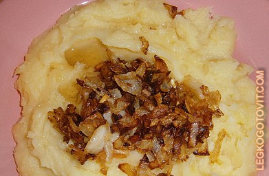 Фото рецепта: Картофельное пюре со шкварками и жареным луком