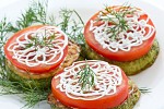 Фото рецепта: Жареные кабачки с чесноком и помидорами