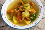 Фото рецепта: Куриный суп с лисичками