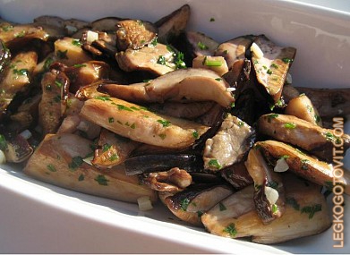 Фото рецепта: Жареные белые грибы с чесноком и петрушкой