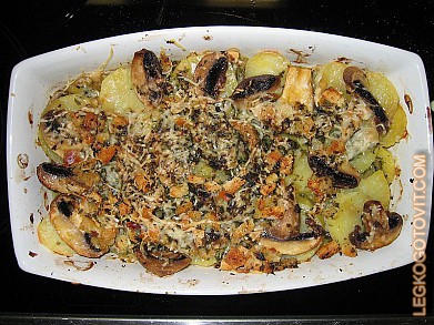 Фото рецепта: Картофель, запеченный с грибами в духовке