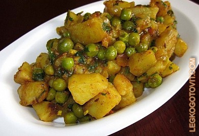 Фото рецепта: Картофель, тушеный с зеленым горошком