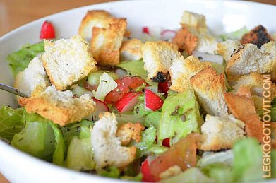 Фото рецепта: Деревенский салат с гренками