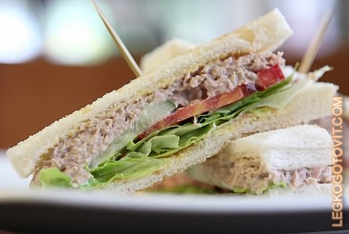 Фото рецепта: Бутерброд с тунцом и листовым салатом