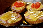 Фото рецепта: Горячий бутерброд с сыром и ветчиной