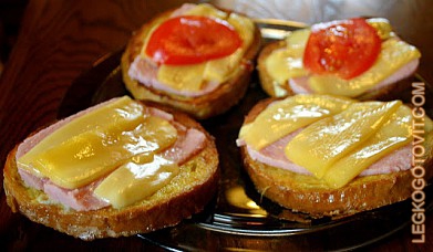 Фото рецепта: Горячий бутерброд с сыром и ветчиной