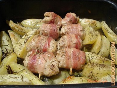 Фото рецепта: Рулетики из курицы с беконом и жареным картофелем
