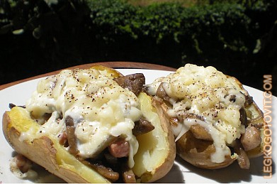 Фото рецепта: Картофель, фаршированный грибами и сыром