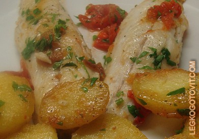 Фото рецепта: Филе морского окуня с картофелем и помидорами