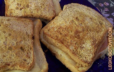 Фото рецепта: Горячие бутерброды с вареной колбасой и сыром