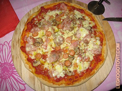 Фото рецепта: Пицца с колбасой и оливками