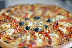 Фото рецепта: Пицца с красным перцем, луком и маслинами
