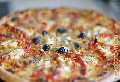 Фото рецепта: Пицца с красным перцем, луком и маслинами