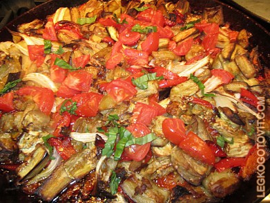 Фото рецепта: Жареные баклажаны с болгарским перцем и помидорами