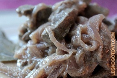 Фото рецепта: Телячья печень с луком и сметаной