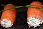 Фото рецепта: Рулетики из копченого лосося с сыром рикотта