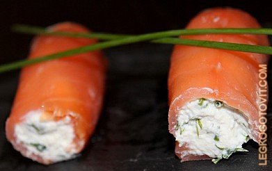 Фото рецепта: Рулетики из копченого лосося с сыром рикотта