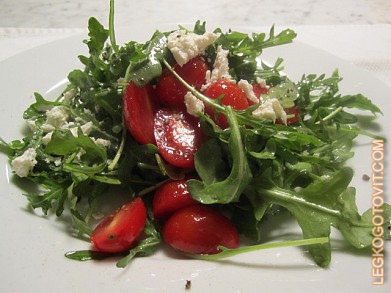 Фото рецепта: Салат из рукколы, помидоров и феты