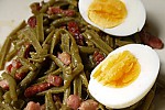 Фото рецепта: Салат с зеленой фасолью, беконом и яйцом