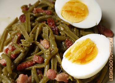 Фото рецепта: Салат с зеленой фасолью, беконом и яйцом