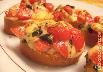 Фото рецепта: Итальянский горячий бутерброд с сыром и помидорами