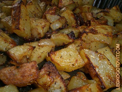 Фото рецепта: Картофель с луком жареный в духовке