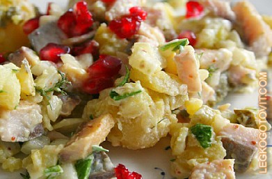 Фото рецепта: Картофельный салат с копченой сельдью