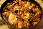 Фото рецепта: Овощная сковородка с сосисками и яйцами
