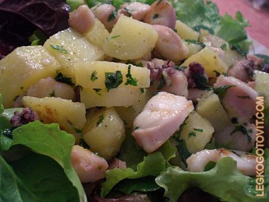 Фото рецепта: Теплый салат с кальмарами