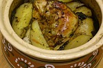 Фото рецепта: Тушеная курица с картофелем и грибами в горшочке