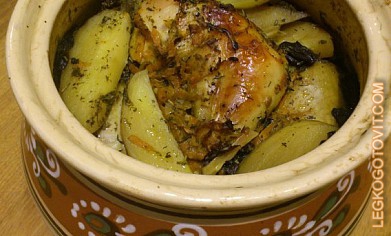 Фото рецепта: Тушеная курица с картофелем и грибами в горшочке