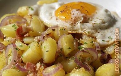 Фото рецепта: Картофель с беконом и жареным яйцом
