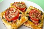 Фото рецепта: Слоеный пирог с помидорами, колбасой и маслинами
