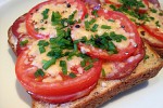 Фото рецепта: Тост с помидорами, сыром и колбасой