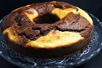 Фото рецепта: Мраморный пирог с маскарпоне, шоколадом и лимоном